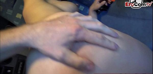 deutsche hobbyhure fickt auf dem beifahrersitz im auto